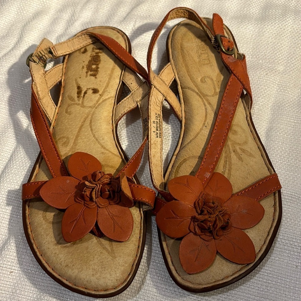 2/$30 Born Brown comfort leather sandals with a flower detail at the toe Size 8